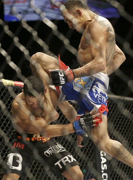Tony Ferguson colpisce Danny Castillo durante un incontro di arti marziali miste a Sacramento, Stati Uniti (AP Photo/Jeff Chiu)